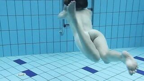 View them hotties swim nude into the pool